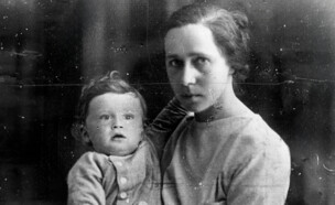 רוזה ובנה התינוק, יצחק (צילום: מרכז יצחק רבין)