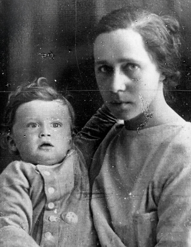 רוזה ובנה התינוק, יצחק