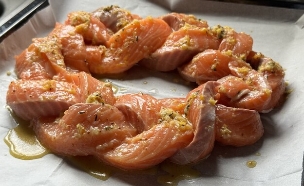 חלת סלמון עגולה (צילום: יעל קצב, mako אוכל)