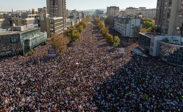 הפגנות נגד הממשלה בסרביה בעקבות האסון (צילום: רויטרס)