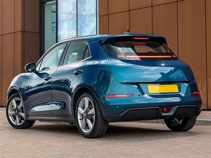 פחות 12 אלף שקל - הפעם היא תצליח להתבלט? (צילום: ספורט 5)