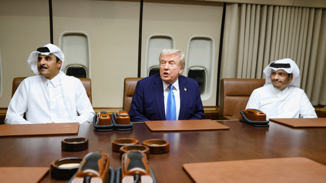 בכירים במשטר הקטארי עם הנשיא טראמפ באייר פורס 1 בכירים במשטר הקטארי עם הנשיא טראמפ באייר פורס 1