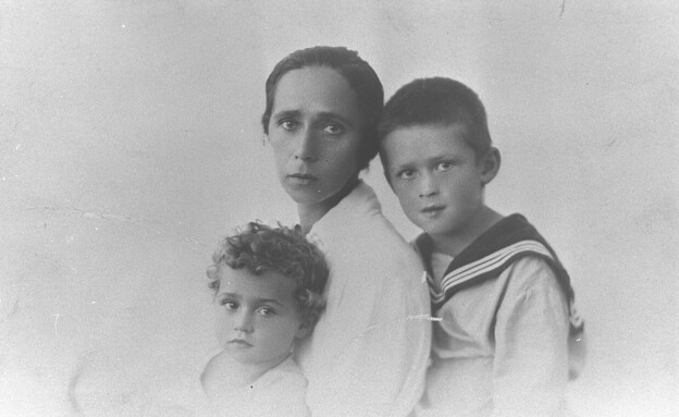 יצחק רבין בילדותו עם אימו רוזה ואחותו רחל