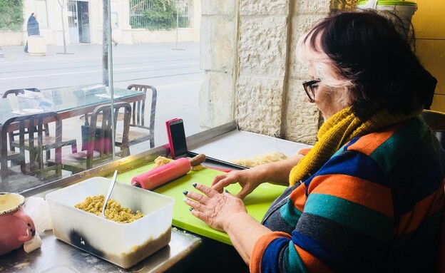 אימו של אבי לוי במסעדה אימו של אבי לוי במסעדה