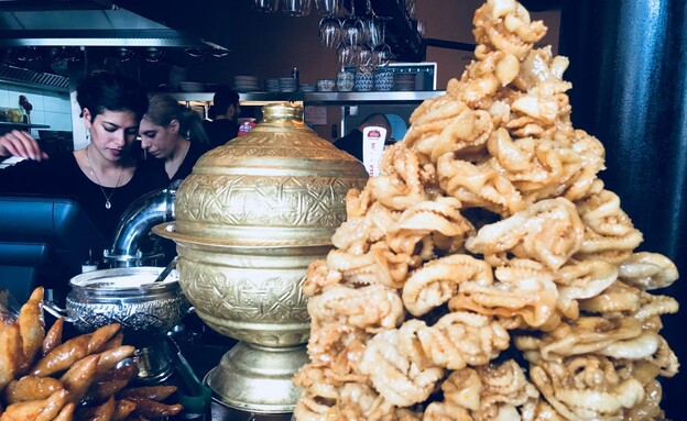 בכניסה להמוציא של אבי לוי בכניסה להמוציא של אבי לוי