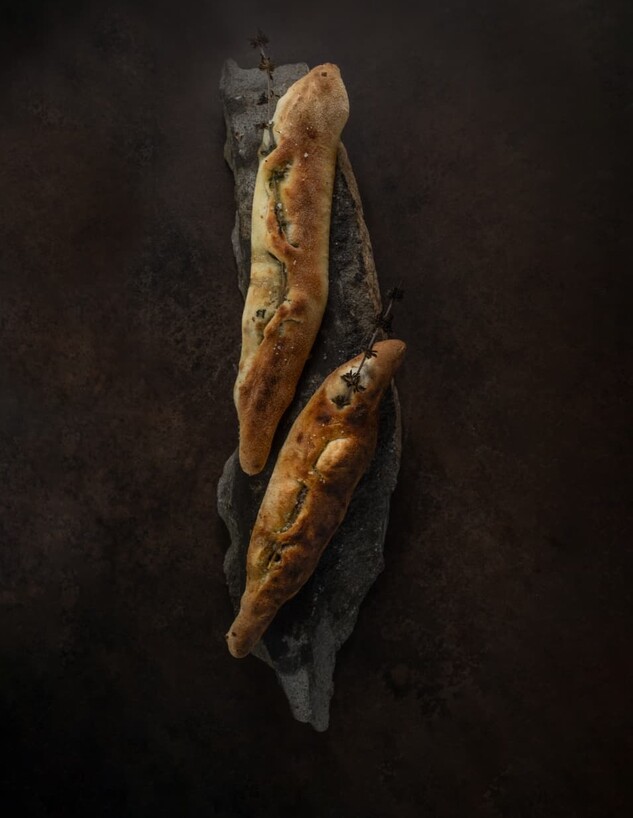 פוקצ'ה עם גבינה צ'רקסית, תרד בר ועלי זעתר