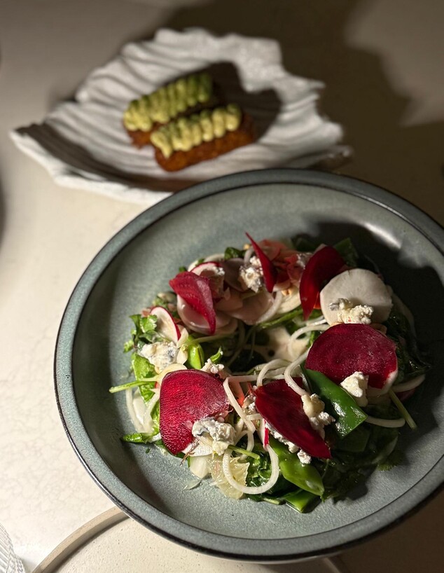 סלט שורשים וקרוקט מלוחייה. רוז'