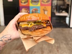 הסמטה by Chef Panda. סמאשבורגר ב-35 שקלים (צילום: לין לוי, mako אוכל)