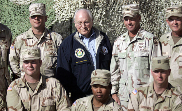 דיק צ'ייני במהלך ביקור בבסיס אמריקני בעיראק