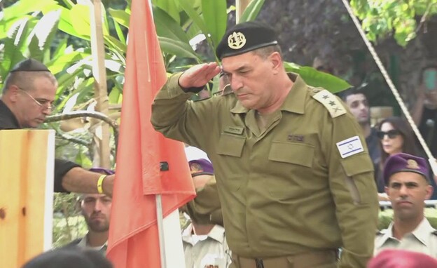 הרמטכ"ל זמיר מצדיע מעל קברו של אל"ם חממי ז"ל