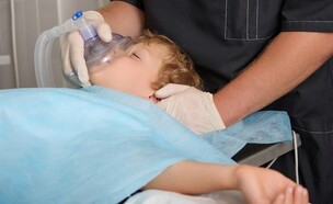 ילד בהרדמה לפני ניתוח (צילום: shutterstock_Aleksandr_Finch)