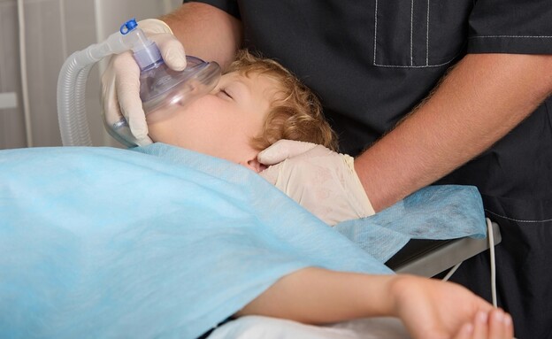 ילד בהרדמה לפני ניתוח (צילום: shutterstock_Aleksandr_Finch)