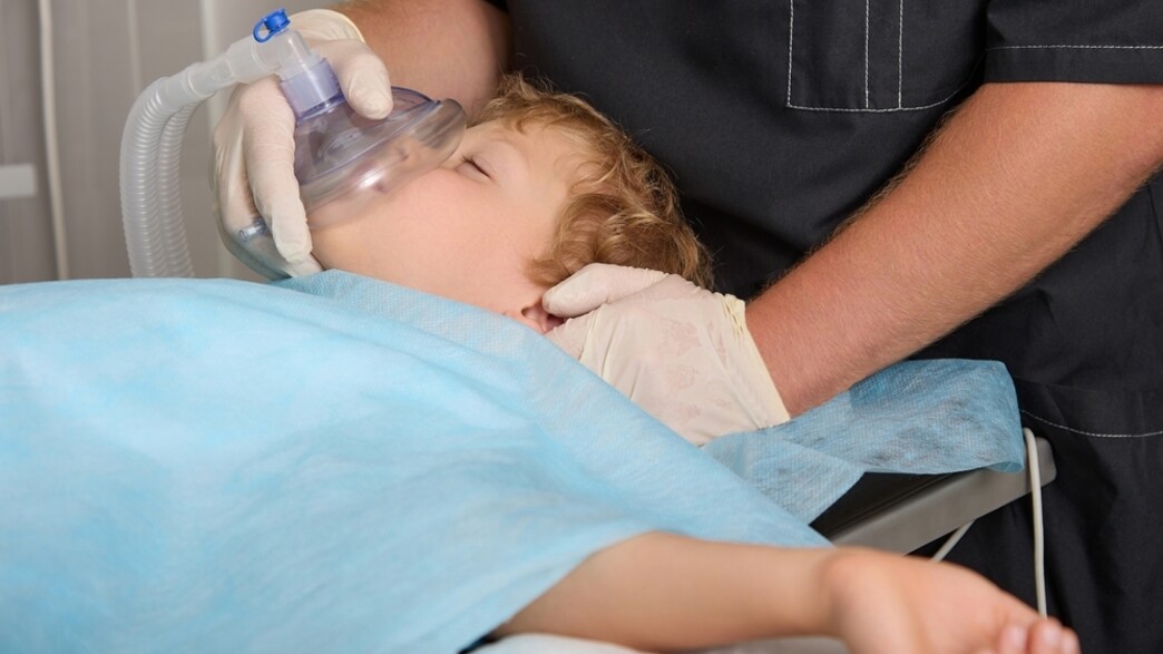 ילד בהרדמה לפני ניתוח