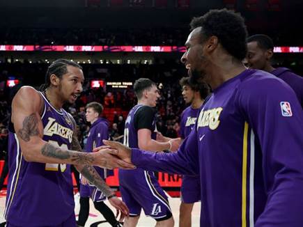 ניק סמית` ג`וניור יחד עם ברוני ג`יימס. סיום המשחק רשום על שמו (GETTY)