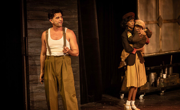 עמוס תמם מתוך ההצגה 'זינגר' בקאמרי