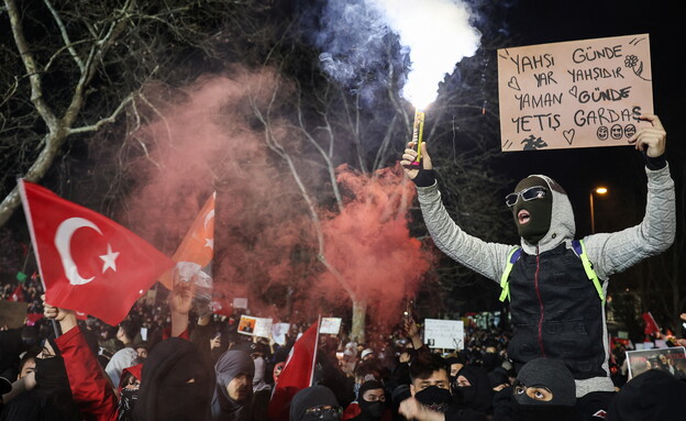 מחאה נגד מעצרו של ראש עיריית איסטנבול אכרם אימאמאו מחאה נגד מעצרו של ראש עיריית איסטנבול אכרם אימאמאו