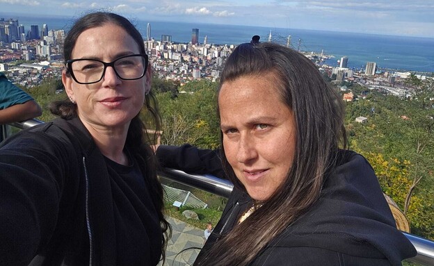 אחיות תאומים  