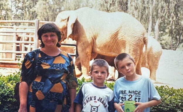 האחים אלכס וסלבה עם אמם ילנה האחים אלכס וסלבה עם אמם ילנה
