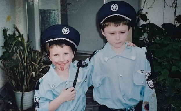 האחים אלכס וסלבה בילדותם האחים אלכס וסלבה בילדותם