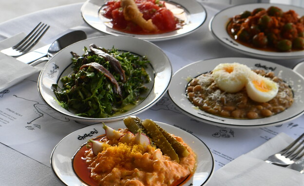 פותחים שולחן בצ'אקולי פותחים שולחן בצ'אקולי