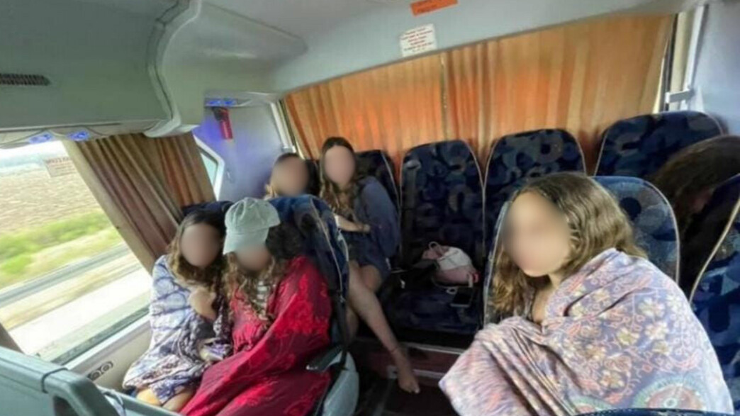 הנערות באוטובוס