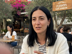 אישה יושבת בבית קפה