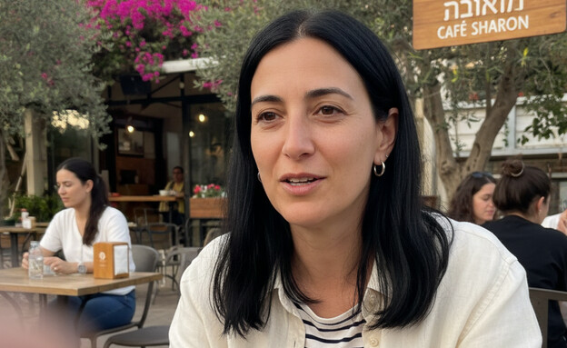 אישה יושבת בבית קפה