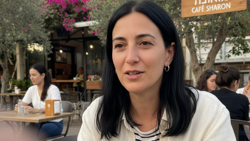 אישה יושבת בבית קפה