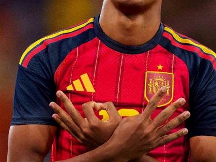 התלבושת של ספרד (האתר הרשמי של אדידס)