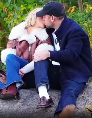 סידני סוויני וסקוטר בראון בנשיקה לוהטת בסנטרל פארק בניו יורק סידני סוויני וסקוטר בראון בנשיקה לוהטת בסנטרל פארק בניו יורק