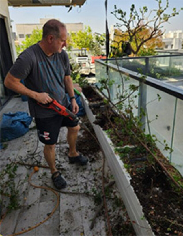 אדנית במרפסת קולאז פותח