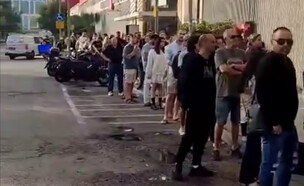 תורי ענק בתור לאייפון 17 בויקטורי (צילום: לפי סעיף 27 א')