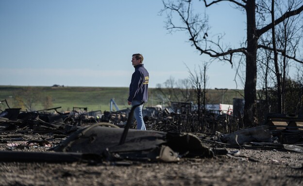 מושל קנטקי אנדי בשיר בזירת ההתרסקות בלואיוויל