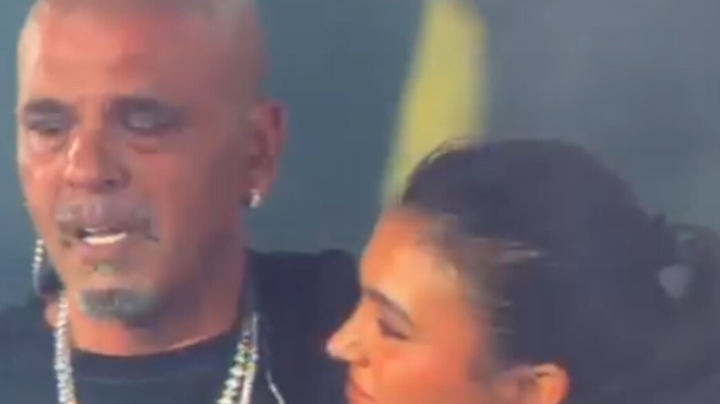 אייל גולן מתפרק בבכי