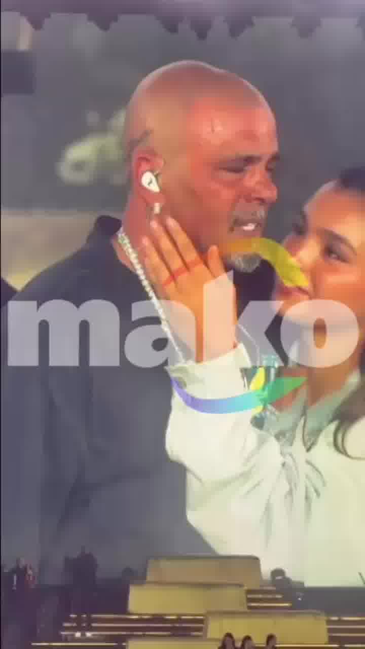 אייל גולן מתפרק על הבמה: "כולם התנפלו עליי"