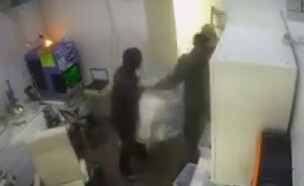 השוד בחנות התכשיטים בבאר שבע (צילום: מצלמות אבטחה)