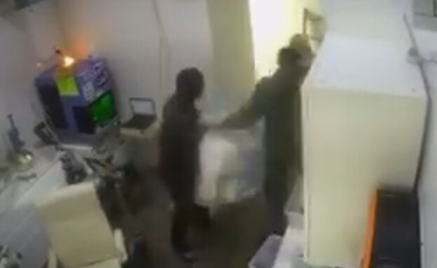 השוד בחנות התכשיטים בבאר שבע (צילום: מצלמות אבטחה)