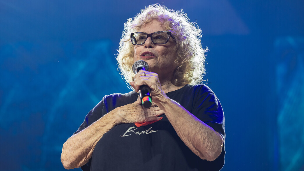 חוה אלברשטיין במופע המחווה לאלבום "כמו צמח בר", פס