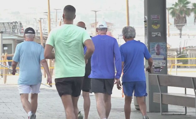 אנשים צועדים בטיילת תל אביב