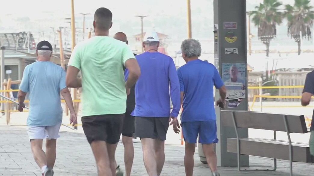 אנשים צועדים בטיילת תל אביב אנשים צועדים בטיילת תל אביב
