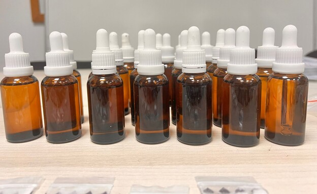 בקבוקנים שמכילים בם GBL שנתפסו ברשותו של תושב שפרע