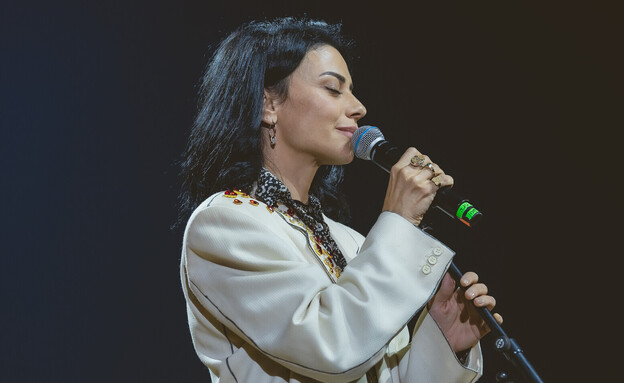 נינט טייב במופע המחווה לחוה אלברשטיין, פסטיבל תל אביב 2025