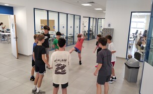 תלמידים משחקים בכדור בהפסקה (צילום: N12)
