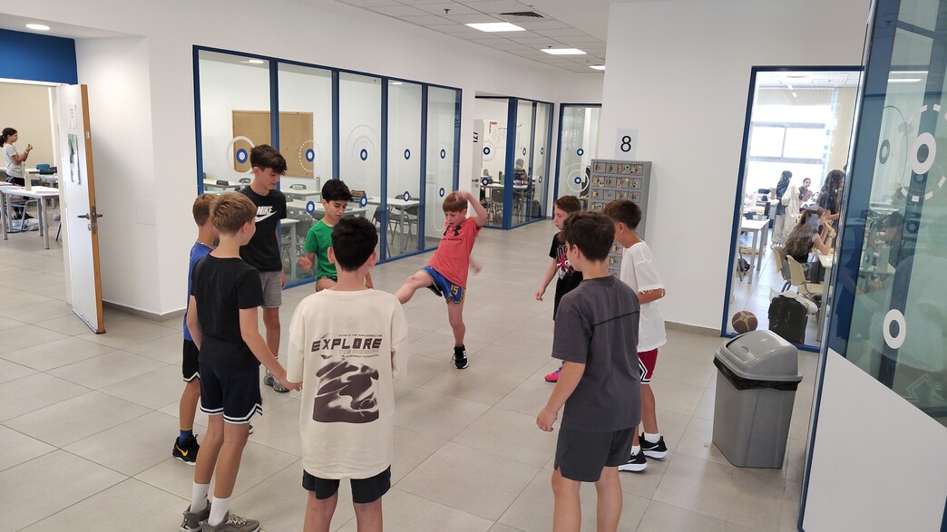 תלמידים משחקים בכדור בהפסקה