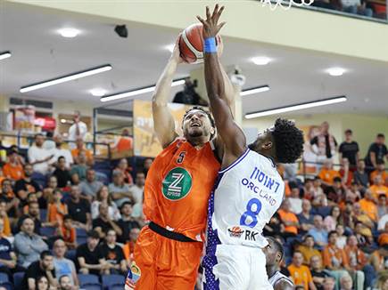 המארחת נלחמה (אלן שיבר)