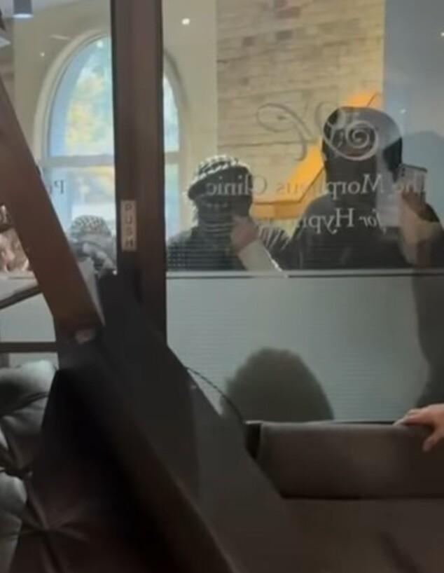 מפגינים פרו-פלסטינים מתאספים מחוץ לאירוע בטורונטו