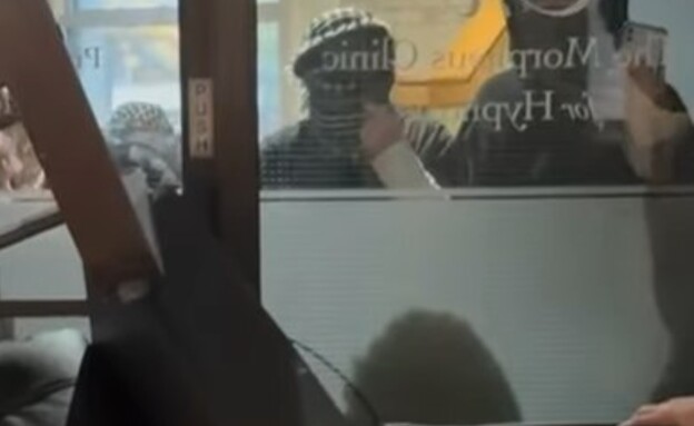 מפגינים פרו-פלסטינים מתאספים מחוץ לאירוע בטורונטו