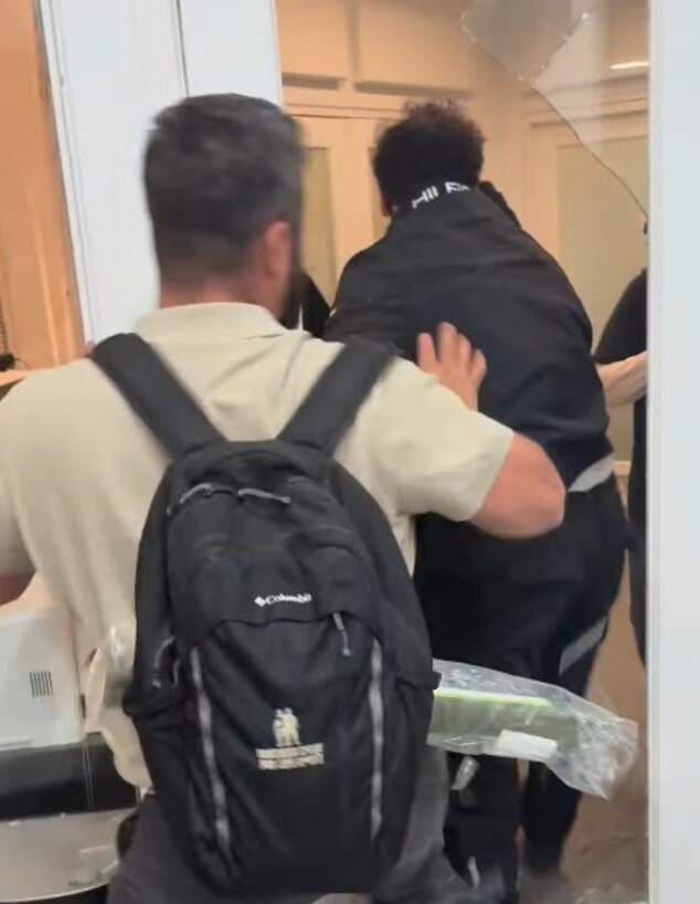 מפגינים פרו-פלסטינים מנפצים את דלת הזכוכית