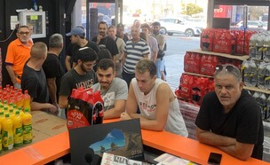 קונים מחכים לאייפון בסניף ויקטורי בקניון איילון (צילום: רשת ויקטורי)