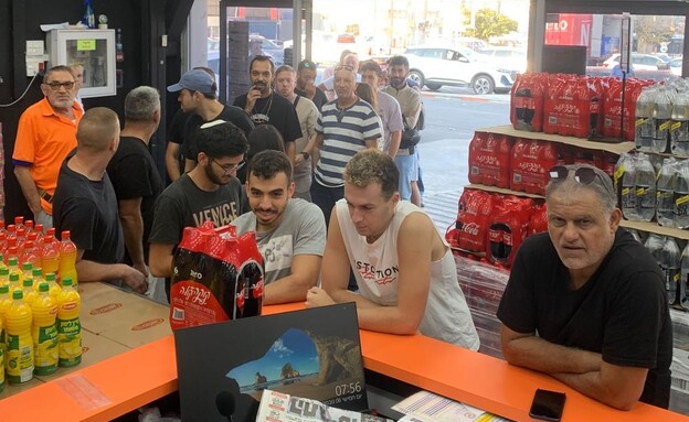 קונים מחכים לאייפון בסניף ויקטורי בקניון איילון (צילום: רשת ויקטורי)